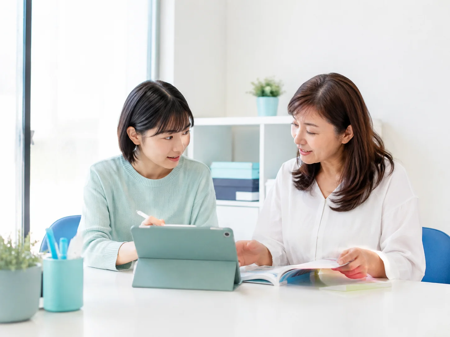 タブレットを使って個別指導を行う講師と受講者
